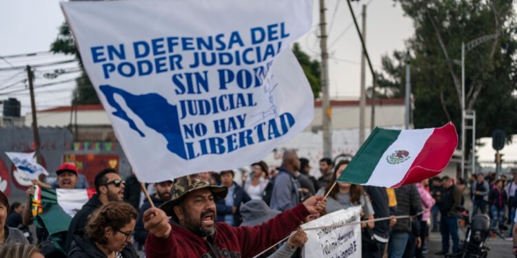 Manifestantes bloquean accesos al Congreso mexicano ante inminente votación de la reforma judicial