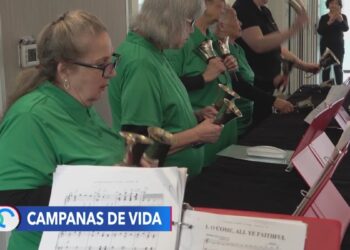 Terapia con campanas ayuda a los adultos mayores a socializar, mientras aprenden