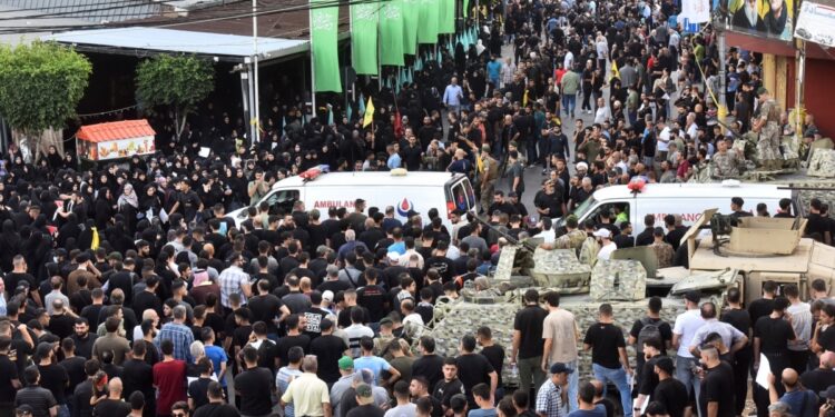 Explosiones durante funeral de personas muertas por estallido de bíperes en Líbano