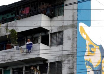 Con murales, artistas buscan borrar huellas de la violencia en una colonia de El Salvador