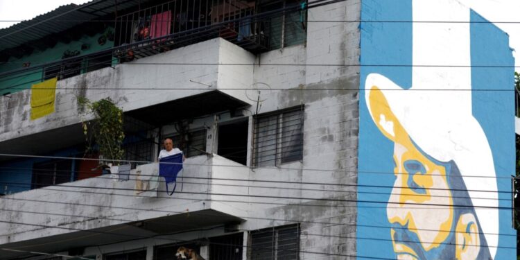 Con murales, artistas buscan borrar huellas de la violencia en una colonia de El Salvador