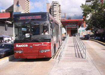 Multarán a los carros y motos que circulen por el canal de BusCaracas y Metrobús