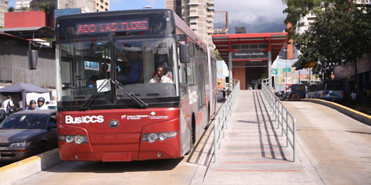 Multarán a los carros y motos que circulen por el canal de BusCaracas y Metrobús