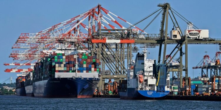 Más de 40 mil trabajadores de puertos en EEUU podrían comenzar una huelga