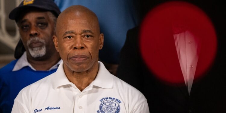 El alcalde neoyorquino Eric Adams ha sido encausado, de acuerdo con fuentes