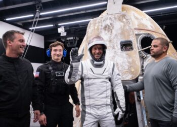 Un multimillonario regresa a la Tierra tras la primera caminata espacial privada