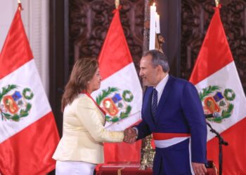 Presidenta de Perú cambia a canciller y tres ministros de su gabinete