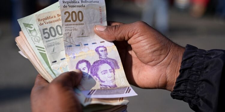 Salen de circulación cuatro billetes viejos de bolívares venezolanos, ingresan dos nuevos