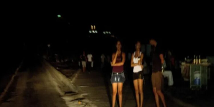 Ya esto no se aguanta más, cubanos sólo tienen media hora de electricidad al día
