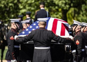 Trump emite comunicado de familias de militares caídos que defiende visita a Cementerio Nacional de Arlington