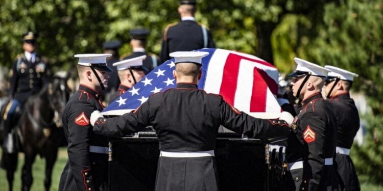 Trump emite comunicado de familias de militares caídos que defiende visita a Cementerio Nacional de Arlington