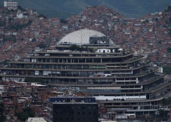 Un tiktoker argentino polemiza mostrando la cárcel política “rebonita” de Venezuela