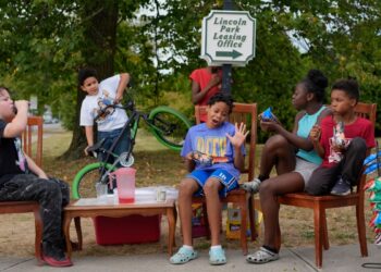 latinos en Ohio ansían normalidad tras denuncias falsas de que migrantes comían mascotas