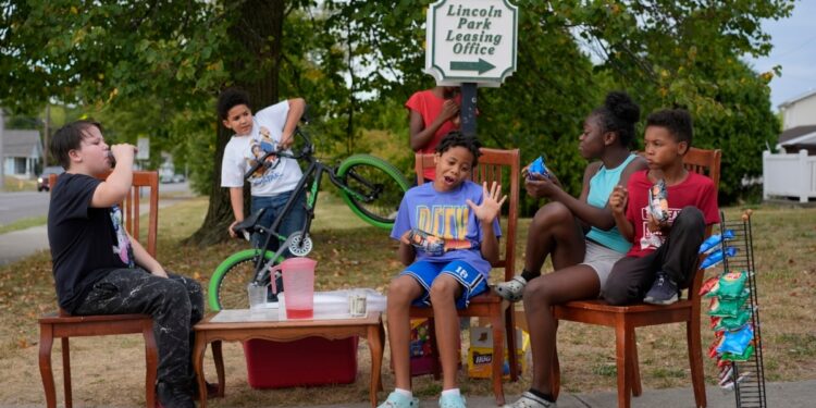 latinos en Ohio ansían normalidad tras denuncias falsas de que migrantes comían mascotas