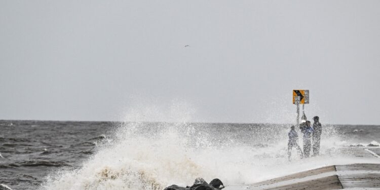 Huracán Helene toca tierra el jueves por la noche y Florida trata de resistir el temporal.