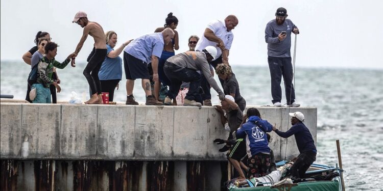 La isla se queda vacía mientras el régimen asfixia la iniciativa privada