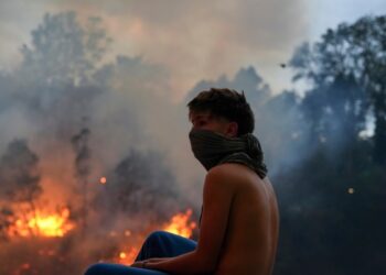 Se reaviva foco de incendio forestal el noreste de Quito, ciudad declarada en emergencia