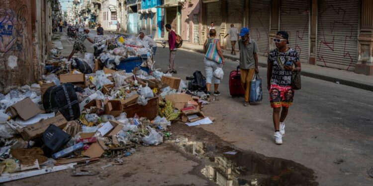 Basura y desabastecimiento de agua, dificultades cotidianas que agobian a cubanos