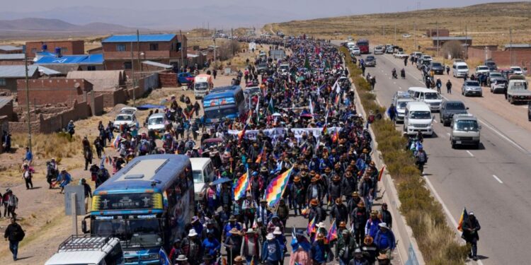 Presidente boliviano invita a Evo Morales a negociar para frenar protesta