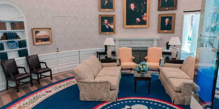 Inauguran una réplica de la Oficina Oval cerca de la Casa Blanca