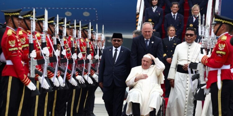 El Papa llega a Indonesia, donde congregará a los católicos y celebrará la libertad religiosa