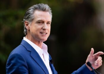 Gobernador de California firma ley para proteger a menores de adicción a redes sociales