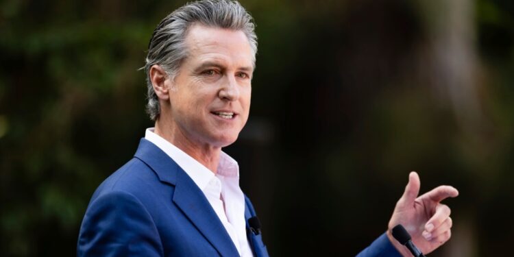 Gobernador de California firma ley para proteger a menores de adicción a redes sociales