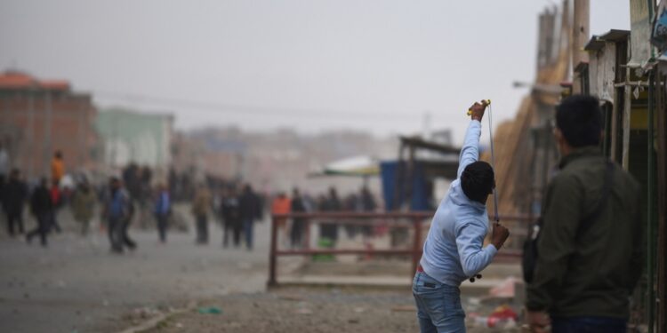 EN FOTOS | Simpatizantes y detractores de Evo Morales se enfrentaron durante marcha liderada por el expresidente de Bolivia