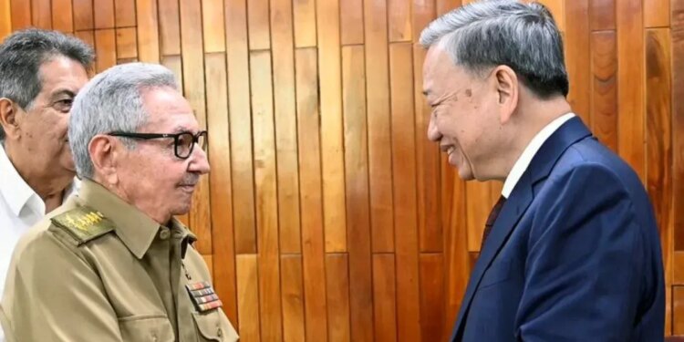 Reaparece Raúl Castro tras varios reportes de que había muerto