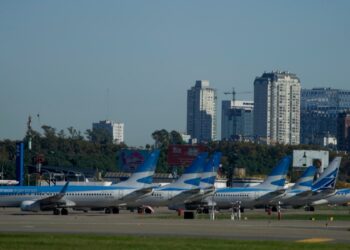 Paro de 24 horas de pilotos y tripulantes de Aerolíneas Argentinas deja a 37.000 pasajeros en tierra
