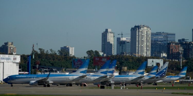 Paro de 24 horas de pilotos y tripulantes de Aerolíneas Argentinas deja a 37.000 pasajeros en tierra