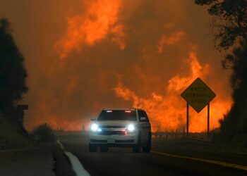 Bomberos ganan terreno en combate a 3 grandes incendios forestales en sur de California