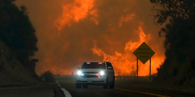 Bomberos ganan terreno en combate a 3 grandes incendios forestales en sur de California