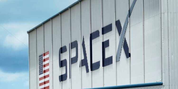 SpaceX podría tener que pagar multa de más de $630 mil por supuestas infracciones de seguridad