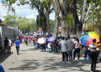 Fanáticos se calan largas colas para comprar boletos del partido de La Vinotinto y Argentina