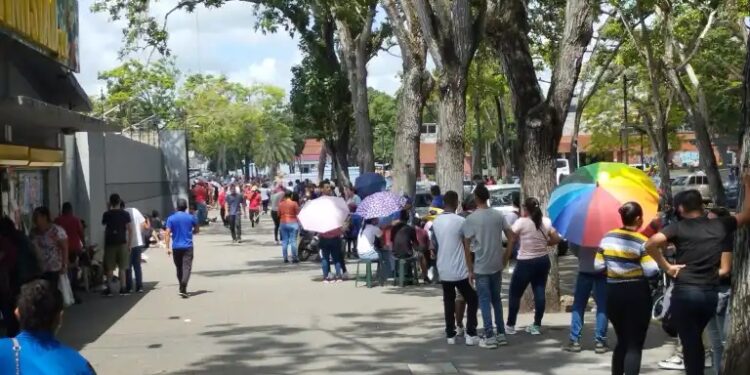 Fanáticos se calan largas colas para comprar boletos del partido de La Vinotinto y Argentina
