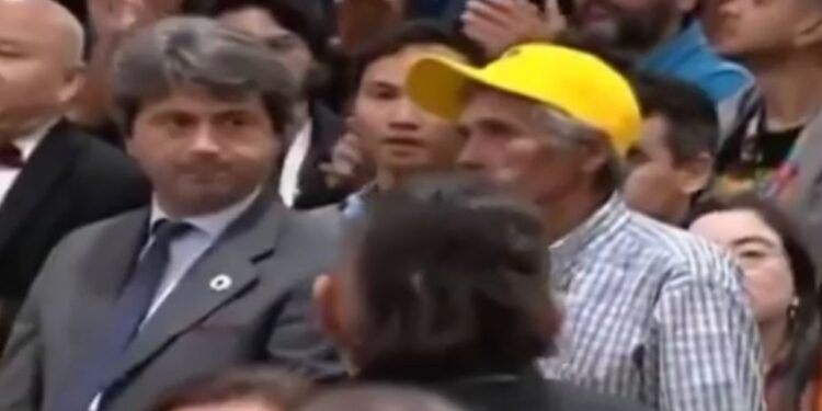 Coordinador de la ONU en Venezuela aplaude de pie a Maduro en congreso contra el fascismo