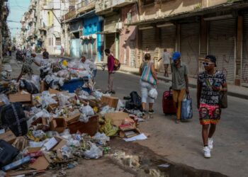 Cubanos viven entre abundancia de basura y escasez de agua