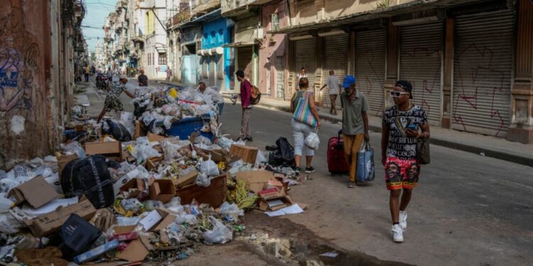Cubanos viven entre abundancia de basura y escasez de agua