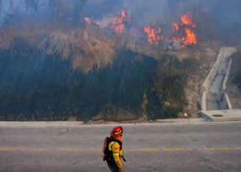 Suspensión de clases y decenas de personas evacuadas en Quito por incendios forestales