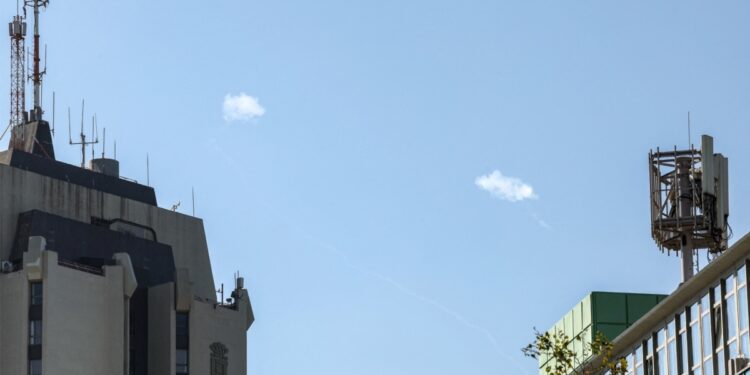 Israel intercepta un misil que según Hezbolá tenía como blanco la sede del Mossad