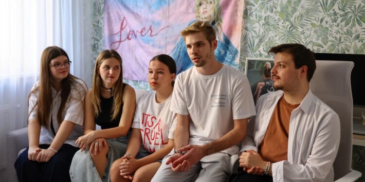 Jóvenes rusos recorren Europa en una odisea para ver actuar a Taylor Swift