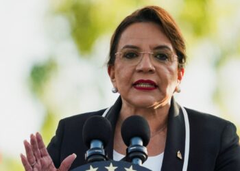 Hondureños se desilusionan de presidenta en medio de escándalo y cancelación de tratado con EEUU