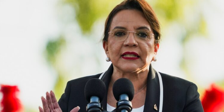 Hondureños se desilusionan de presidenta en medio de escándalo y cancelación de tratado con EEUU