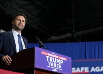 Vance elogia plan de deportación en ciudad de Wisconsin en tensión por reasentamiento de refugiados