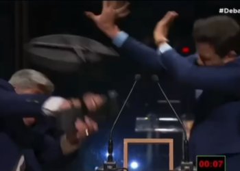 VIRAL: candidato brasileño perdió el control y le pegó un sillazo a su rival en pleno debate en vivo