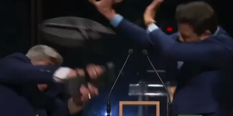 VIRAL: candidato brasileño perdió el control y le pegó un sillazo a su rival en pleno debate en vivo