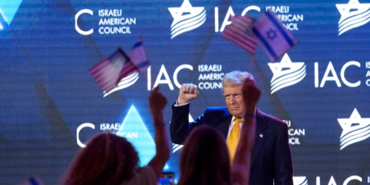 Trump dice ser «mejor amigo» de judíos tras conocerse alegatos de que un aliado suyo es antisemita