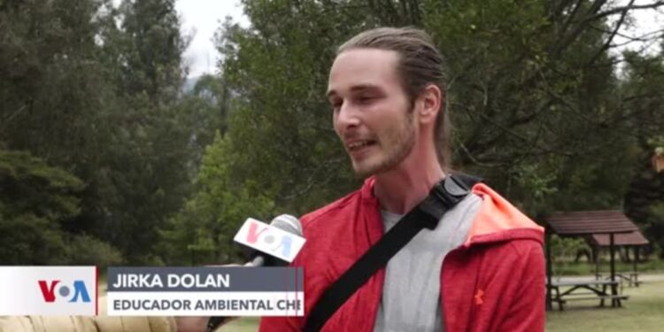 Una pareja de checos recorre Latinoamérica limpiando áreas verdes