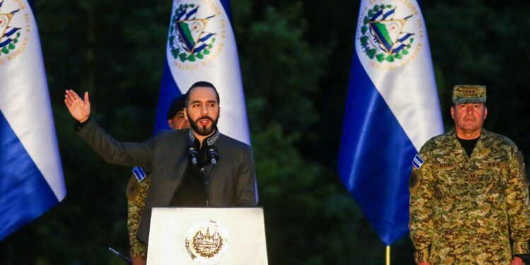 Violencia digital contra periodistas en El Salvador: ¿qué hay detrás de ello?